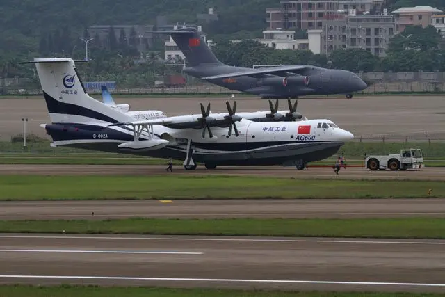Avião anfíbio AG-600 e o cargueiro Y-20 ao fundo, na Airshow China 2016