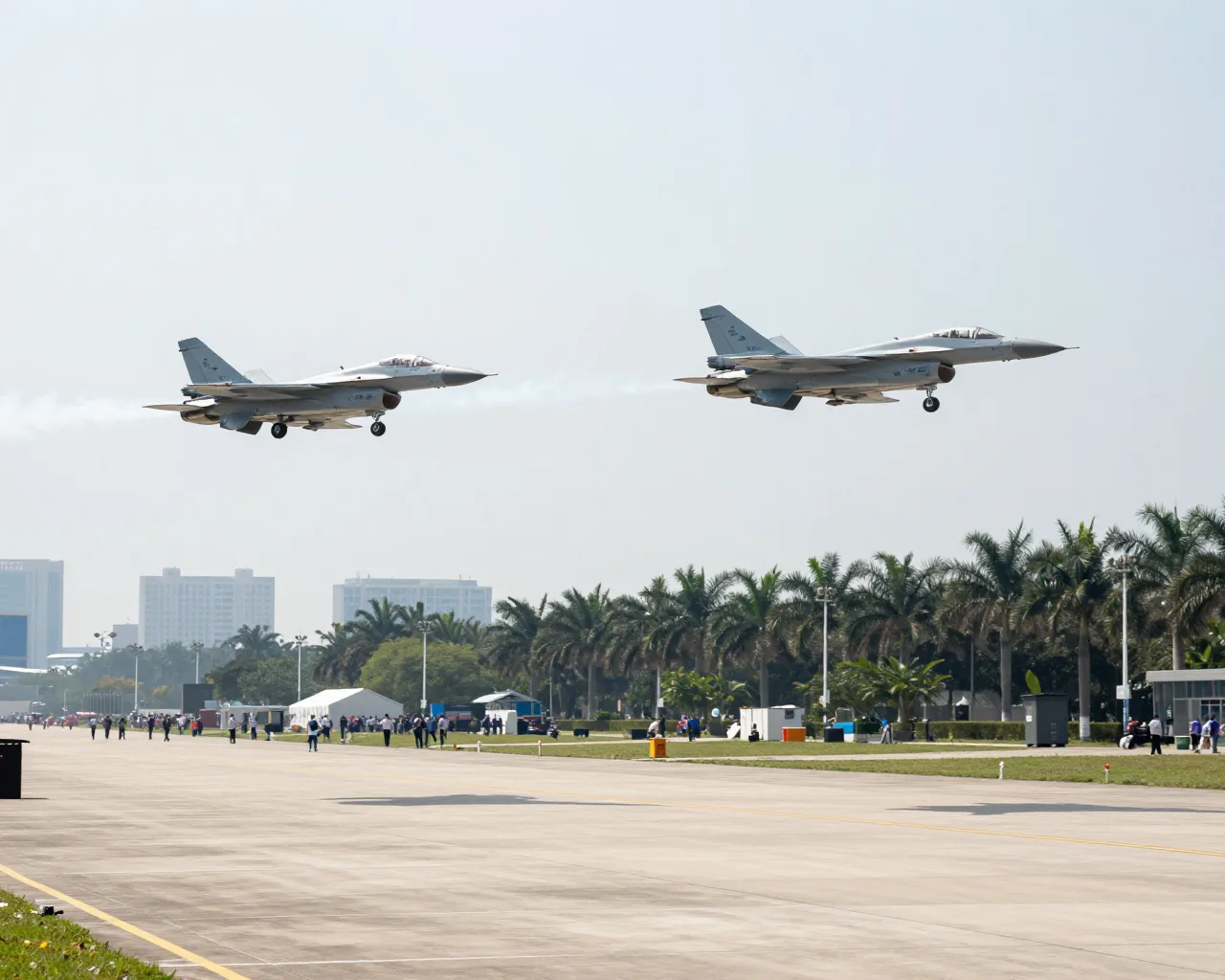 Aviões chineses fazem show aéreo no aniversário da Força Aérea em Zhuhai