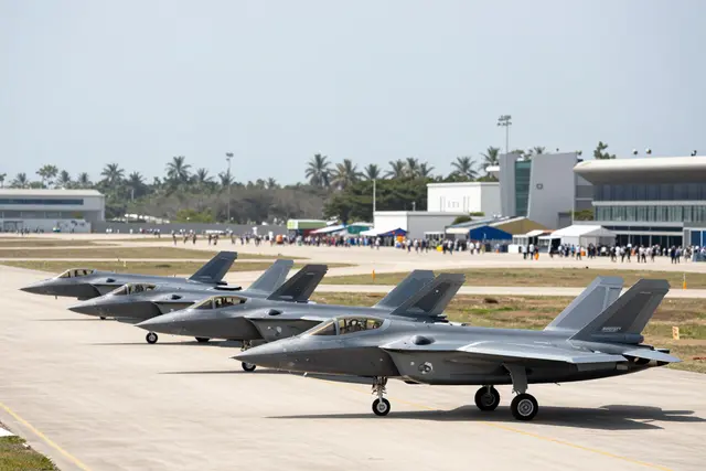 Caças J-20 fazem pouso histórico no Airshow Zhuhai e impressionam público