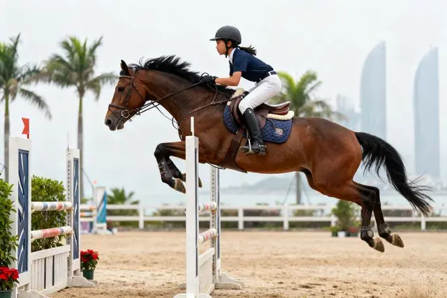 Cavaleiros mirins encantam público em torneio de hipismo em Zhuhai