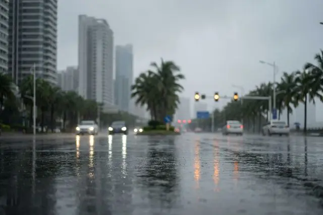 Chuva e trânsito não atrapalham: segundo dia do vestibular chinês segue tranquilo em Zhuhai
