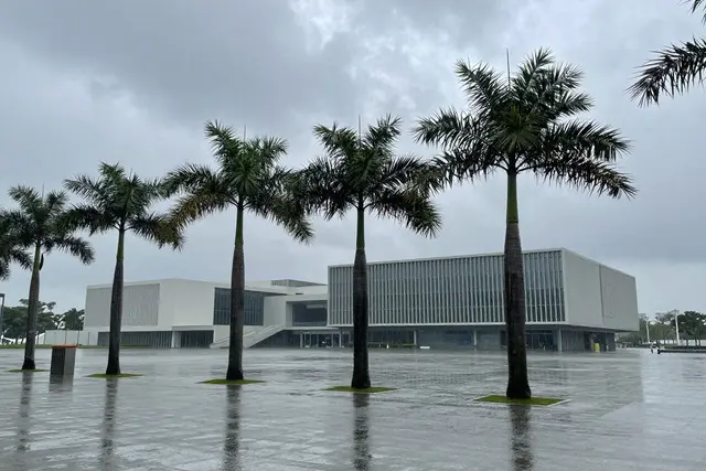 Chuva forte muda local do 2º Festival de Música Pop de Guangdong e Macau para dentro do Hengqin
