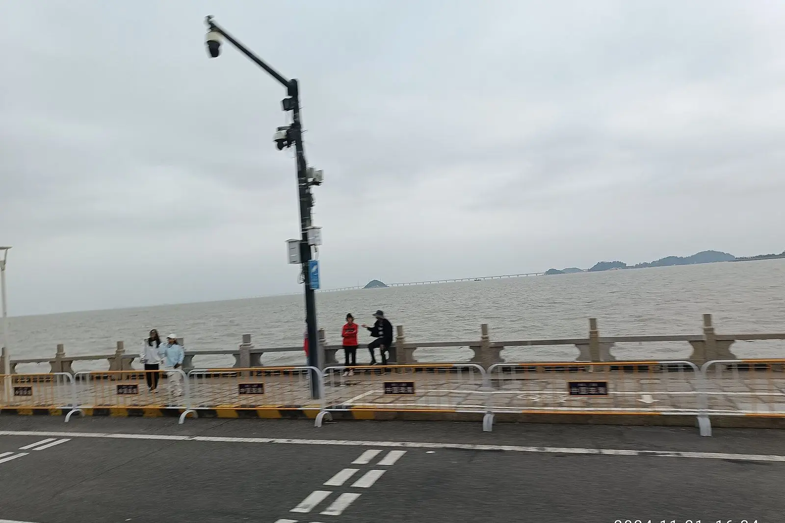 GD 廣東 Guangdong 珠海 Zhuhai 香洲 Xiangzhou 情侶中路 Qinglv Zhong Road waterfront promenade in November 2024