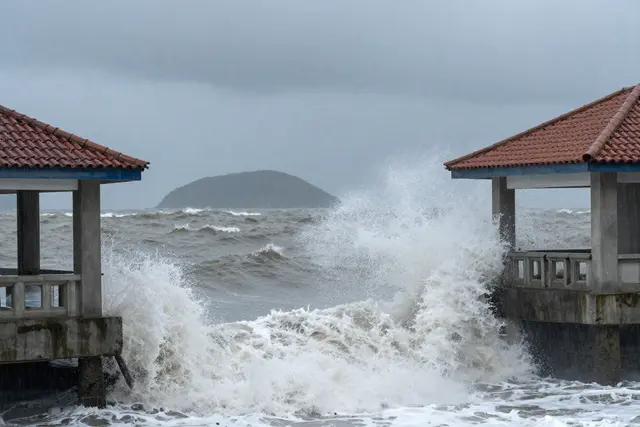 Ilha de Zhuhai resiste a furacão de 17 graus com operação de salvamento