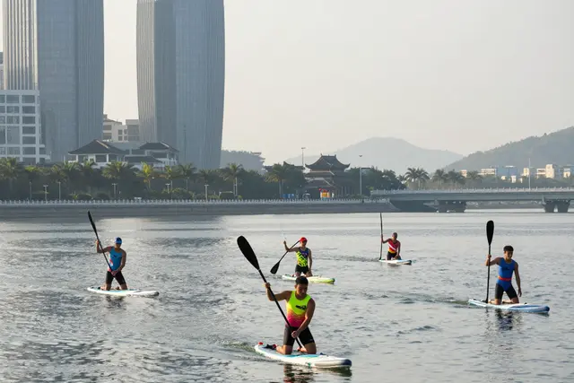 Paddleboard une atletas de Zhuhai, Macau e Hong Kong nas águas do Qianshan