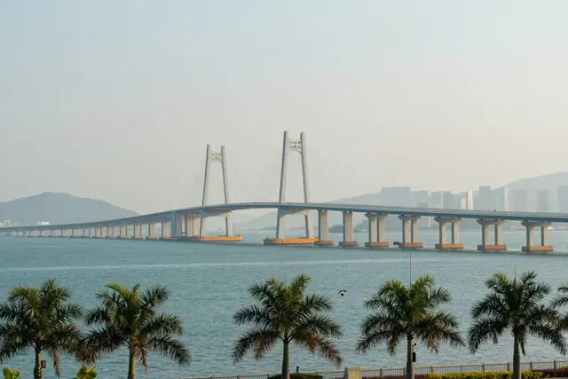 Repórteres da CCTV visitam Hengqin para conhecer turismo e negócios