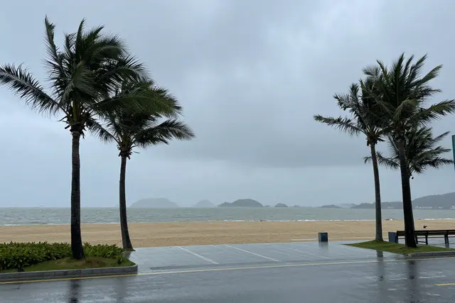 Tufão Tabi fecha praias, metrô e escolas em Zhuhai