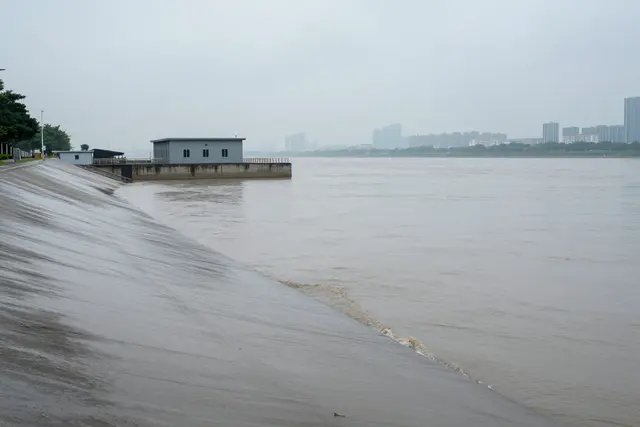 Zhuhai mantém alerta de nível IV por risco de grande cheia no rio Xijiang